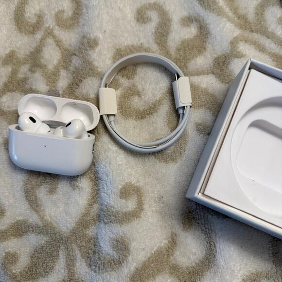 *BEST OFFER* Airpods Pro 2nd Gen - Picture 3 of 5